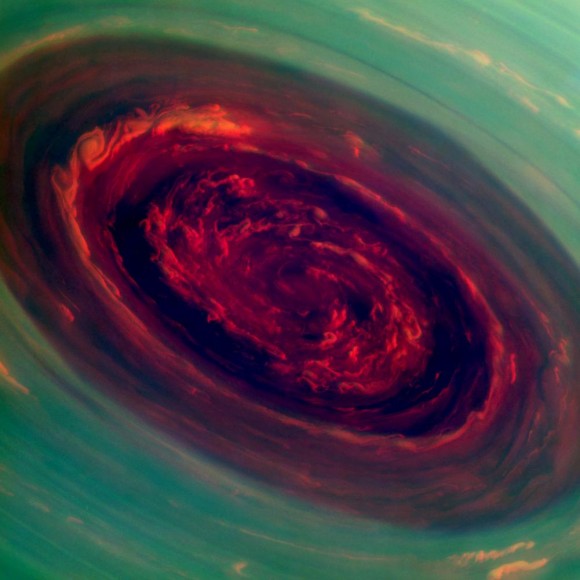Netikrų spalvų nuotrauka, rodanti šiaurinį Saturno ašigalį audros metu. © NASA/JPL-Caltech/SSI