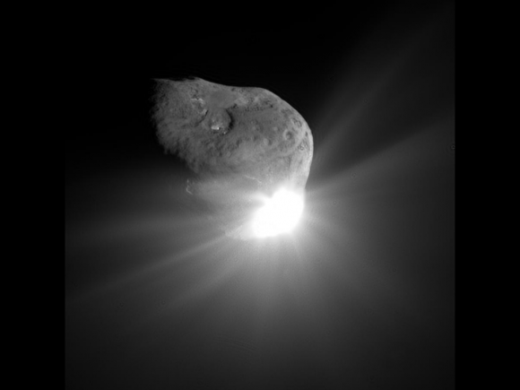 Comet Tempel 1 a minute after being struck by Deep Impact's impactor on July 4, 2005 (NASA/JPL-Caltech/UMD)